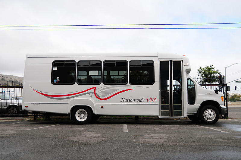 16 Passenger Limo Bus Luxury Rental for Weddings, Proms & Parties - Gallery image