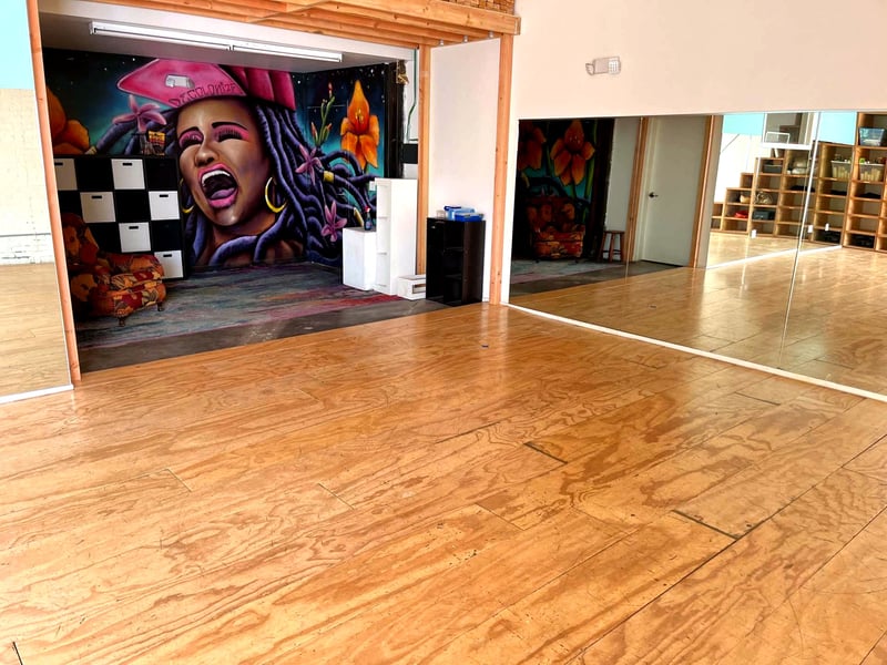 Dance Studio with Natural Light for Events - Gallery image
