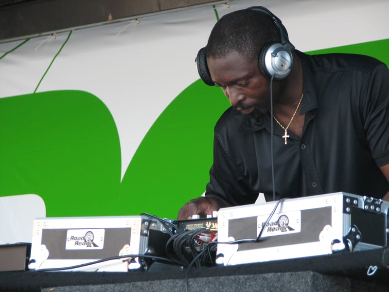 Veteran Turntablist DJ for Upscale 90s/00s Hip-Hop & R&B Events - Gallery image