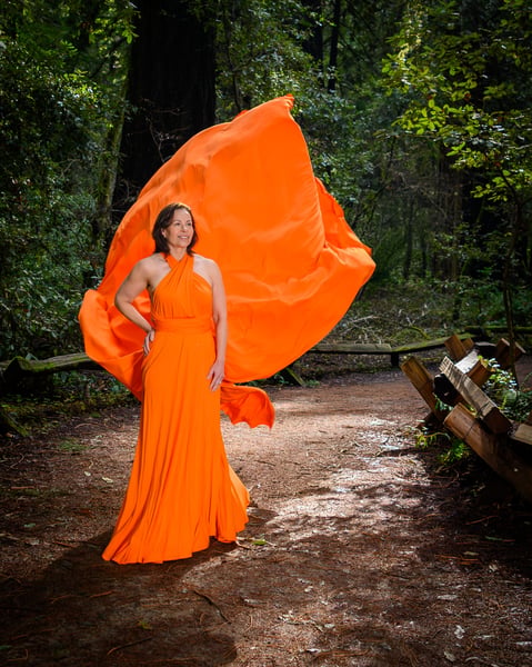 Flying Dress Photo Shoot with Silk Gowns and a Dress Assistant – Experiences – photo 2