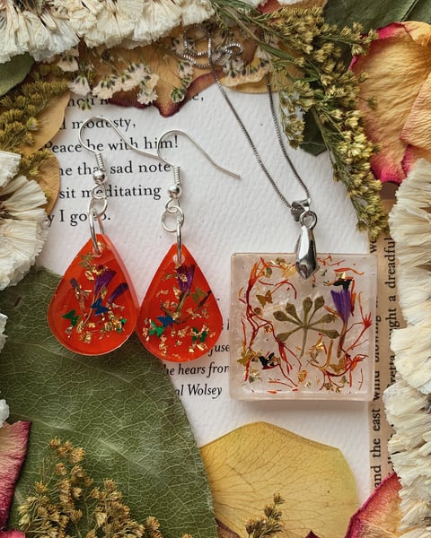 Floral Resin Jewelry Workshop: Earrings, Pendants, Keychains - Gallery image