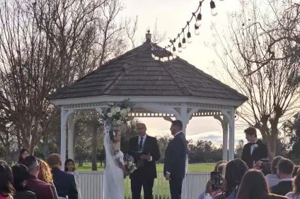 Wedding Officiant for Re-commitment Ceremonies and Vow Renewals - Anniversary - Featured image