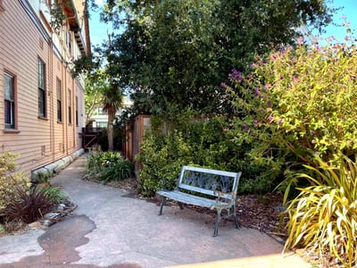 Alluring Outdoor Space for Hosting