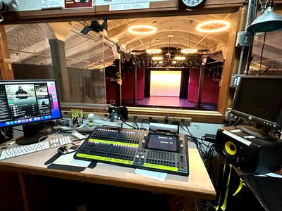 Scenic Theater with Stage for Up to 135 Guests, 3,000 Sq Ft
