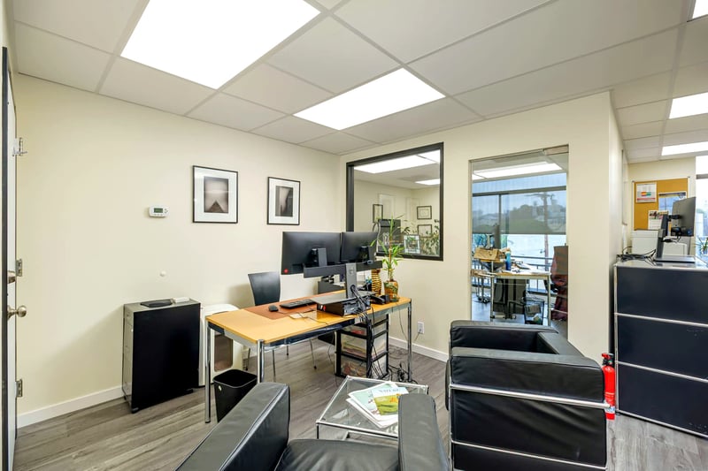 Modern Office Suite with Natural Light for Up to 10 Guests - Gallery image