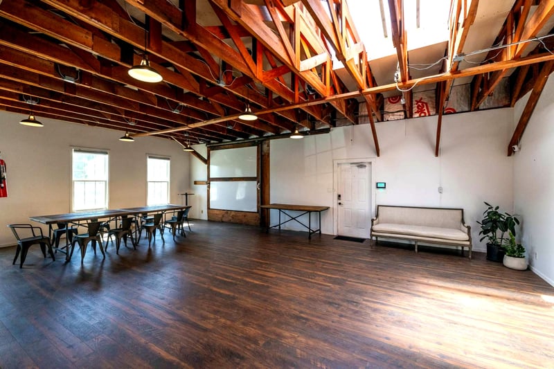 Rustic Photo Studio with Sound System for Up to 10 Guests - Gallery image