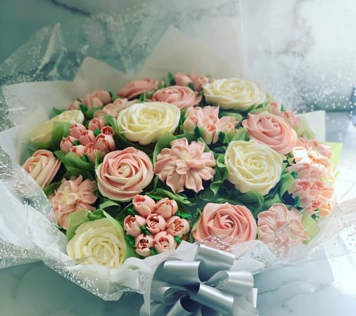 Buttercream Flower Cupcake Bouquet Class: Pipe and Arrange - Baby Shower in San Jose - Featured image