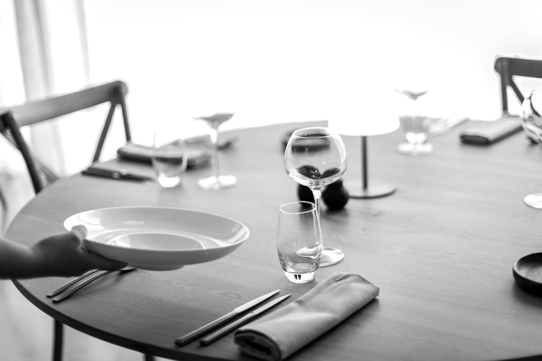 Salle avec vue du restaurant gastronomique Le Camélia à Bry entre Valenciennes et Maubeuge