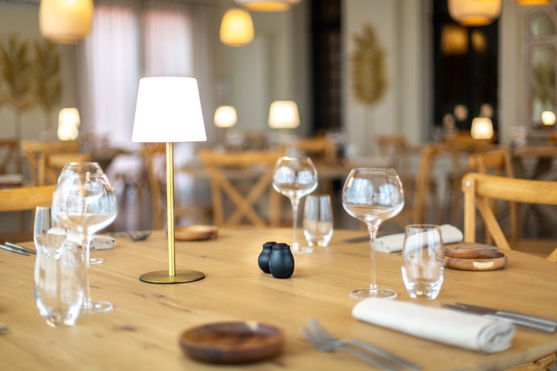 Table avec vue sur le parc au restaurant gastronomique Le Camélia à Bry entre Valenciennes et Maubeuge