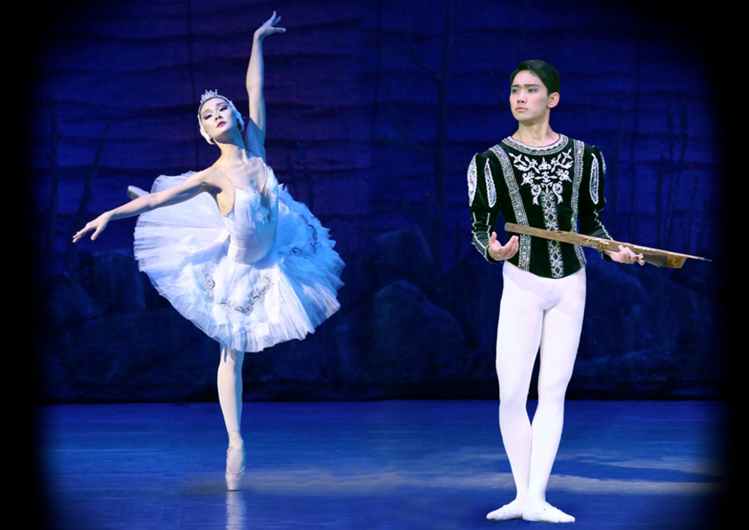 El Teatro Nacional de Ópera y Ballet de Kirguistán presenta el legendario ballet 'El lago de los cisnes'