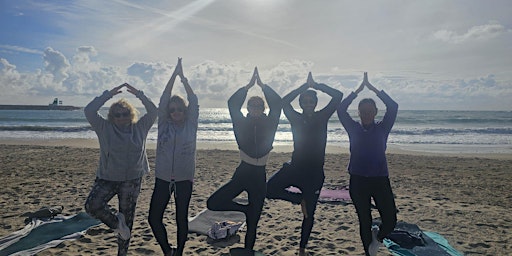 YOGA EN LA PLAYA: DES-CONECTAR PARA RE-CONECTAR. (English & Spanish))