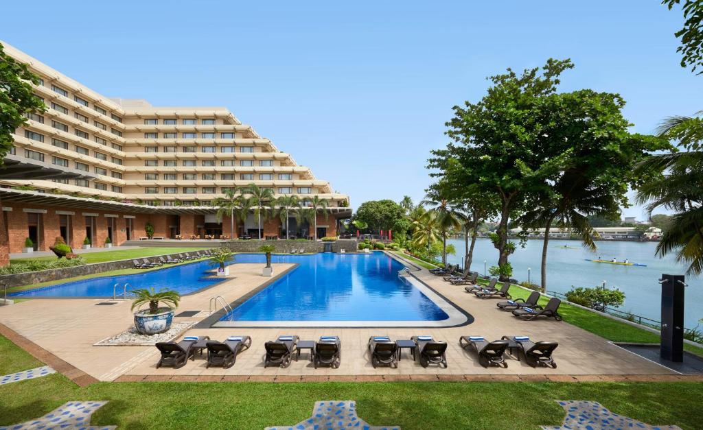 Cinnamon Lakeside Colombo — luxury hotel