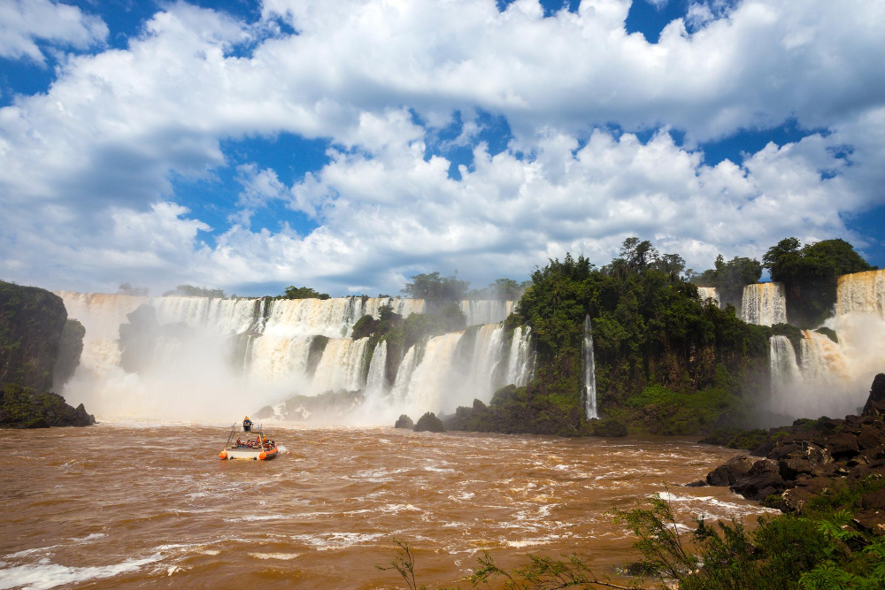 Iguazú Falls panoramic from the Brazilian side cliff-walk boardwalk, showing the full 275-waterfall canyon and the Devil's Throat in the distance, Foz do Iguaçu, Paraná, Brazil