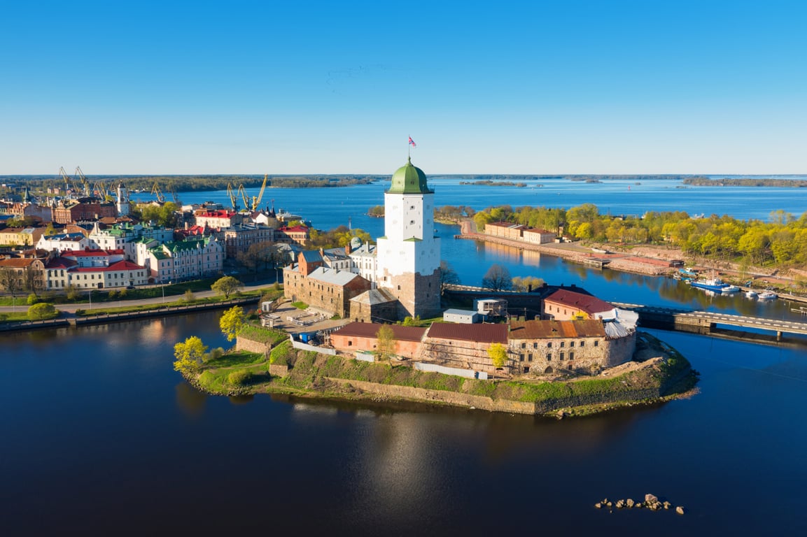 Saariselkä vs Levi vs Rovaniemi: Choosing Your Lapland Base Camp for 2026