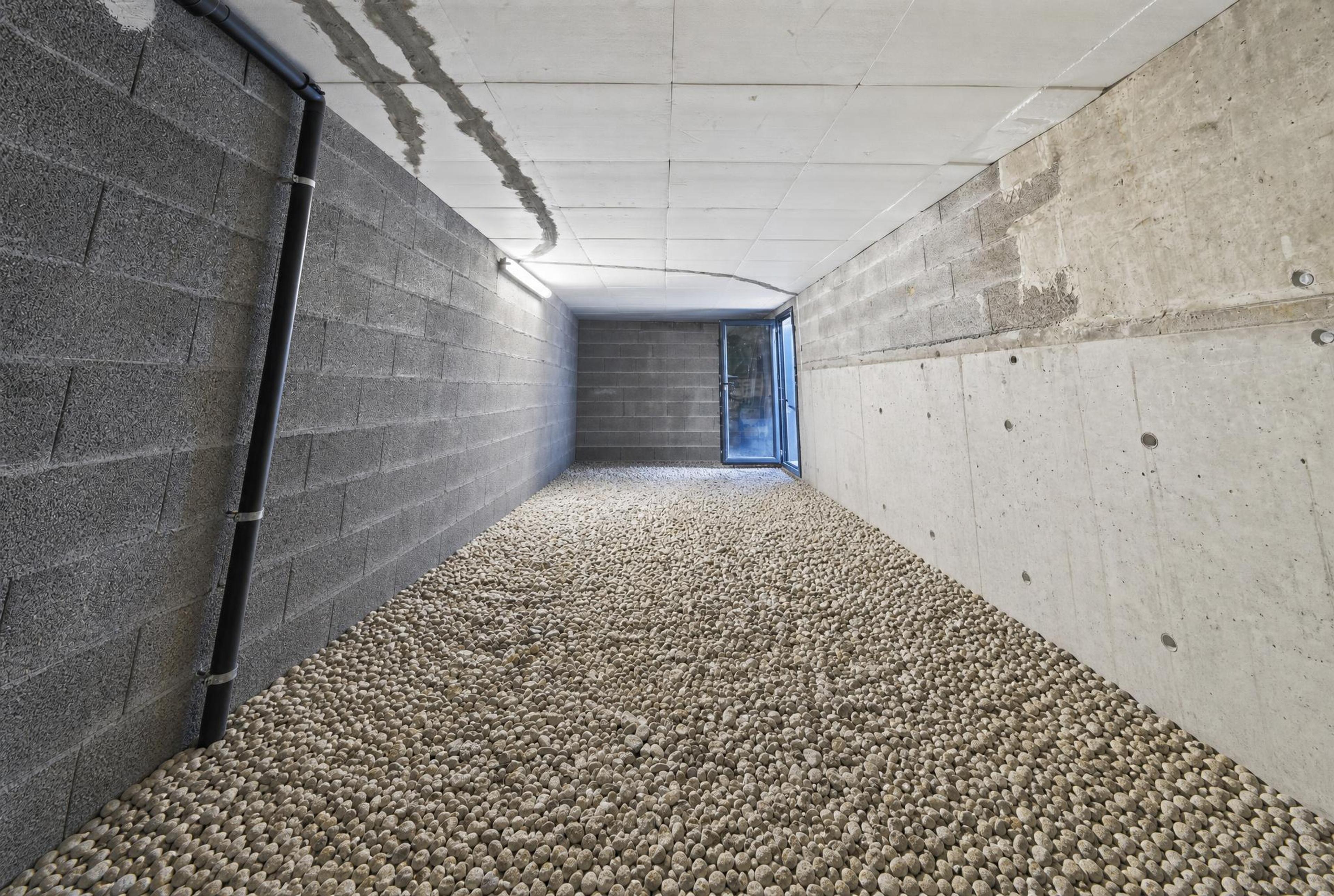 Cave au sous-sol avec accès à l'extérieur