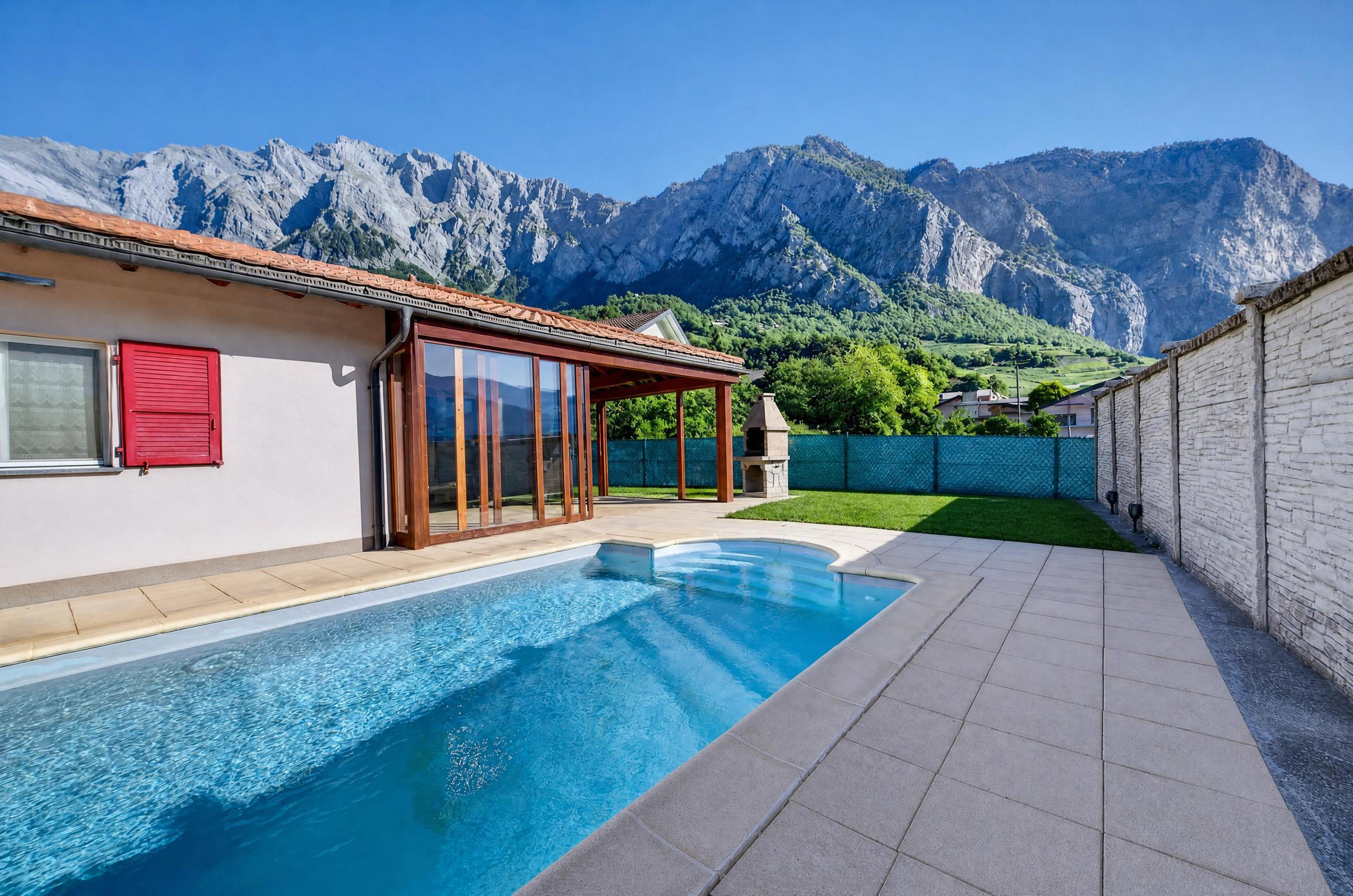 Piscine extérieure et terrasse