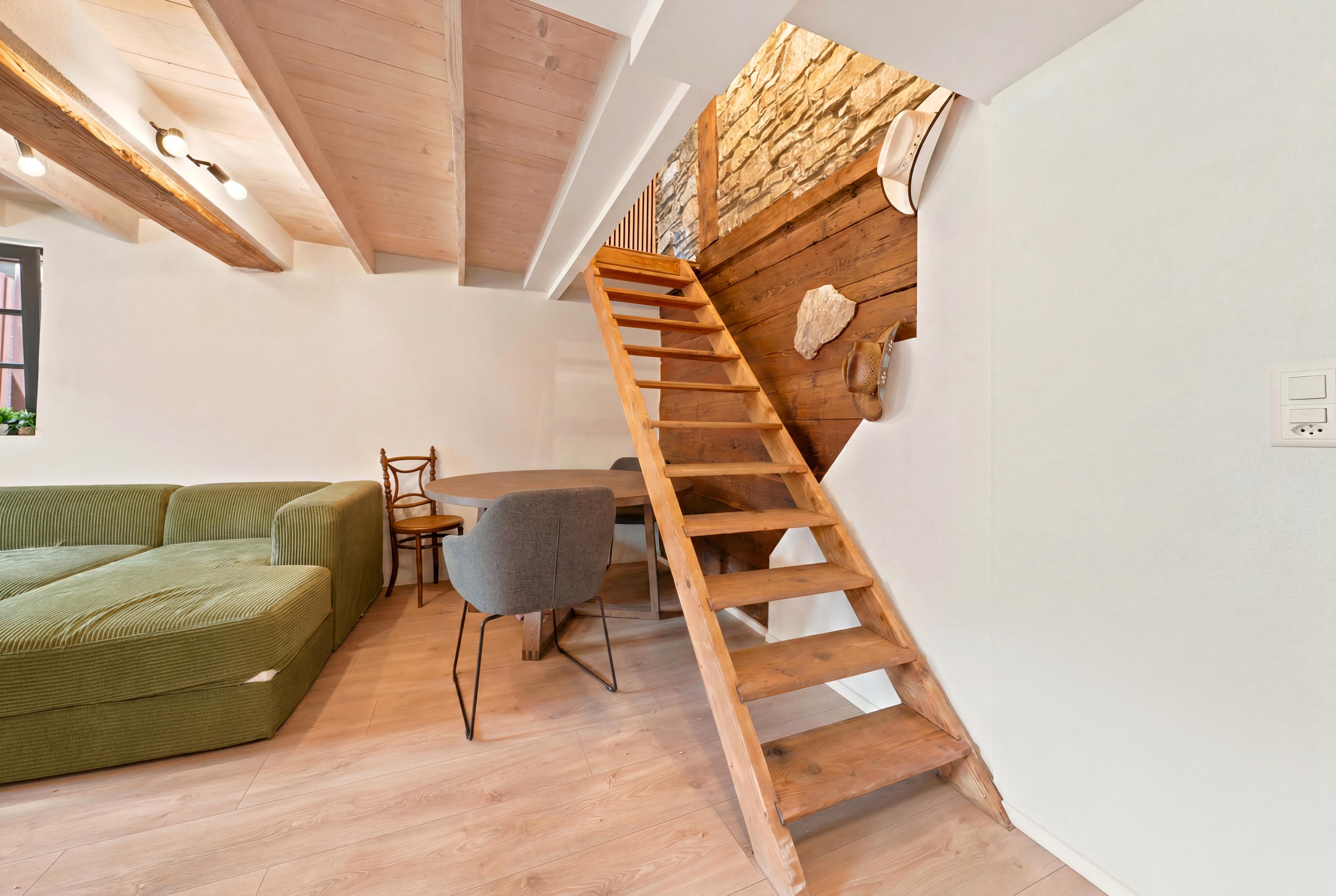 Escaliers en bois du salon