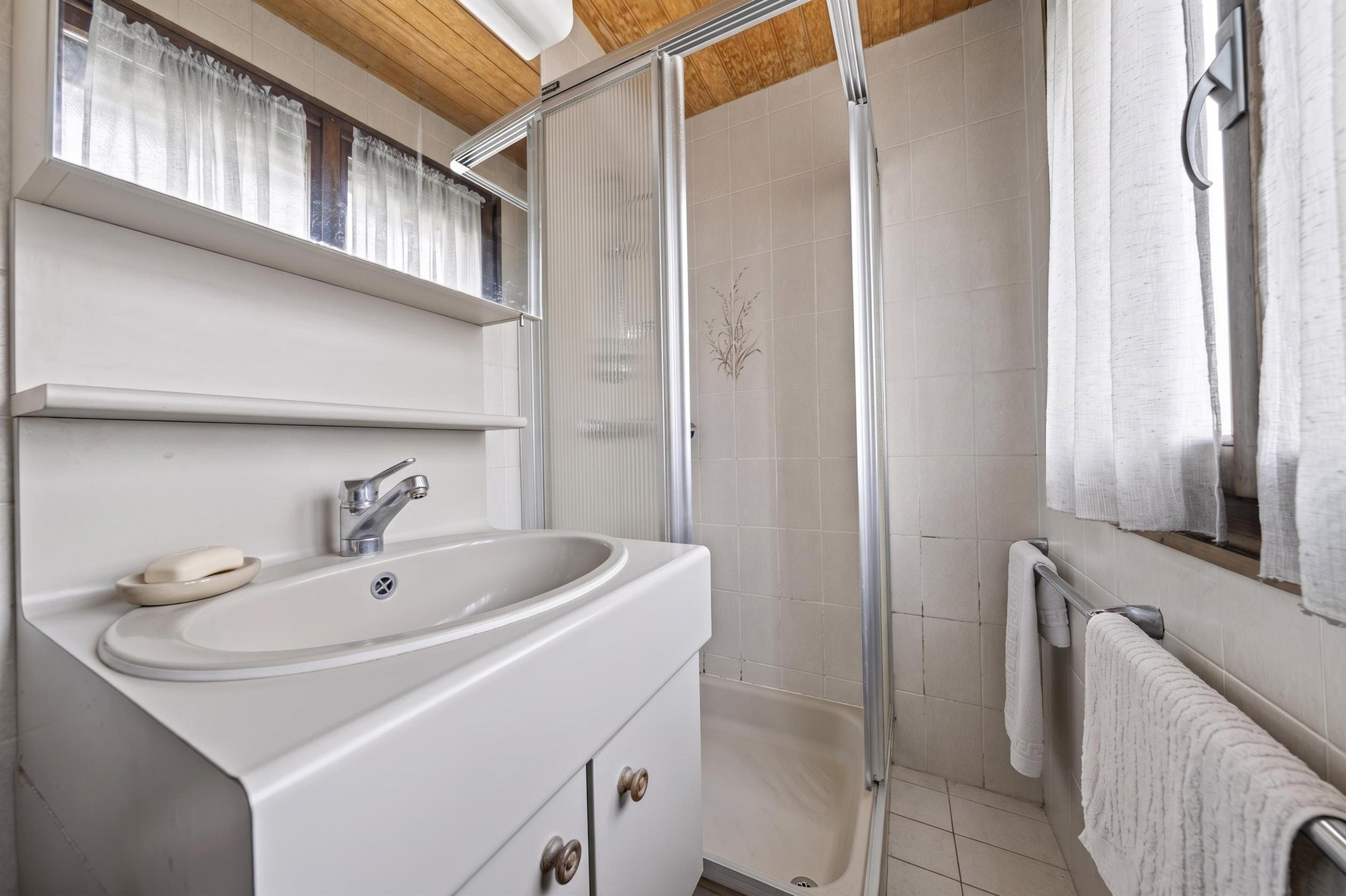 Salle de bains avec douche