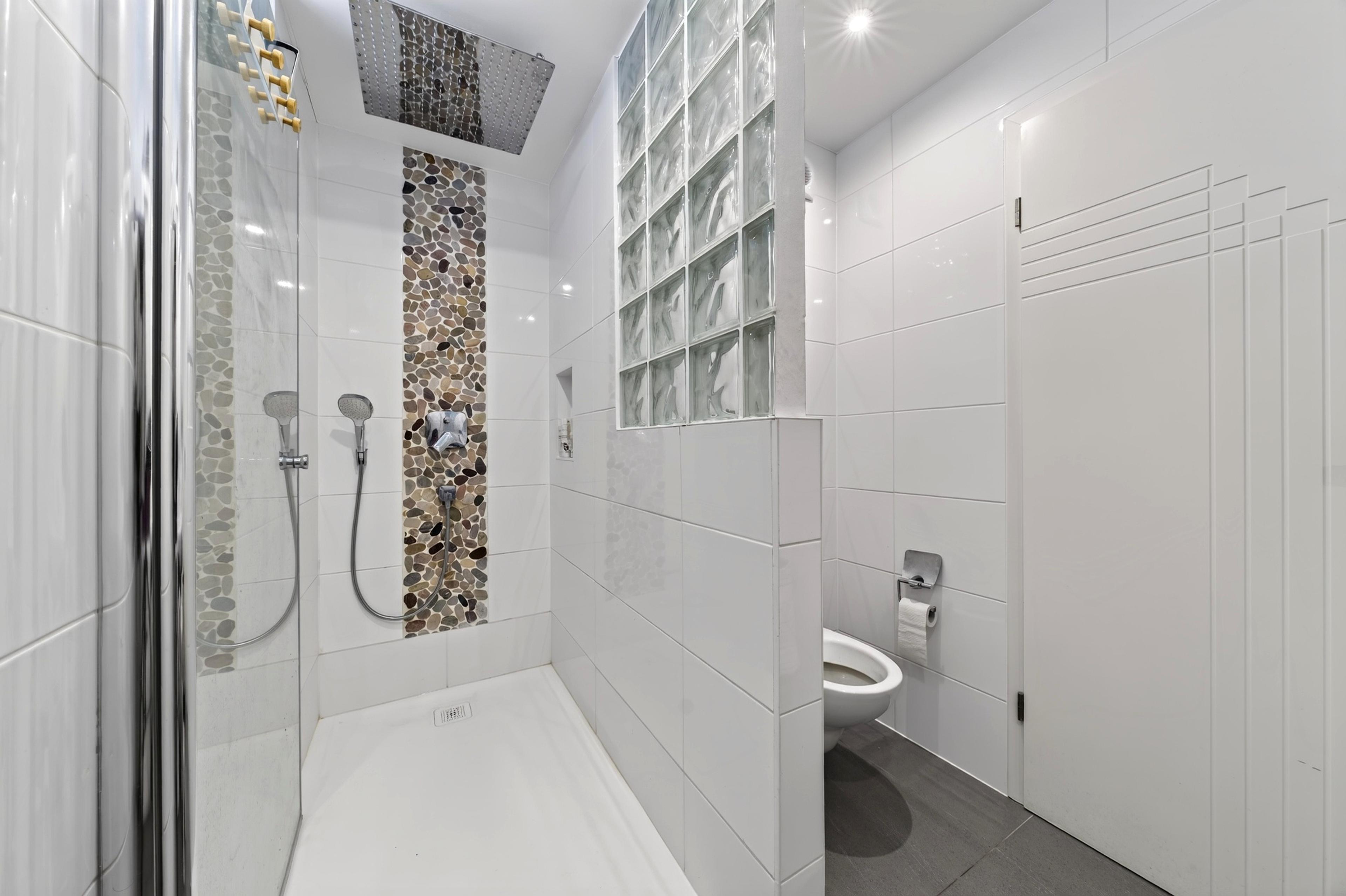 Salle de bains avec douche et WC au rez