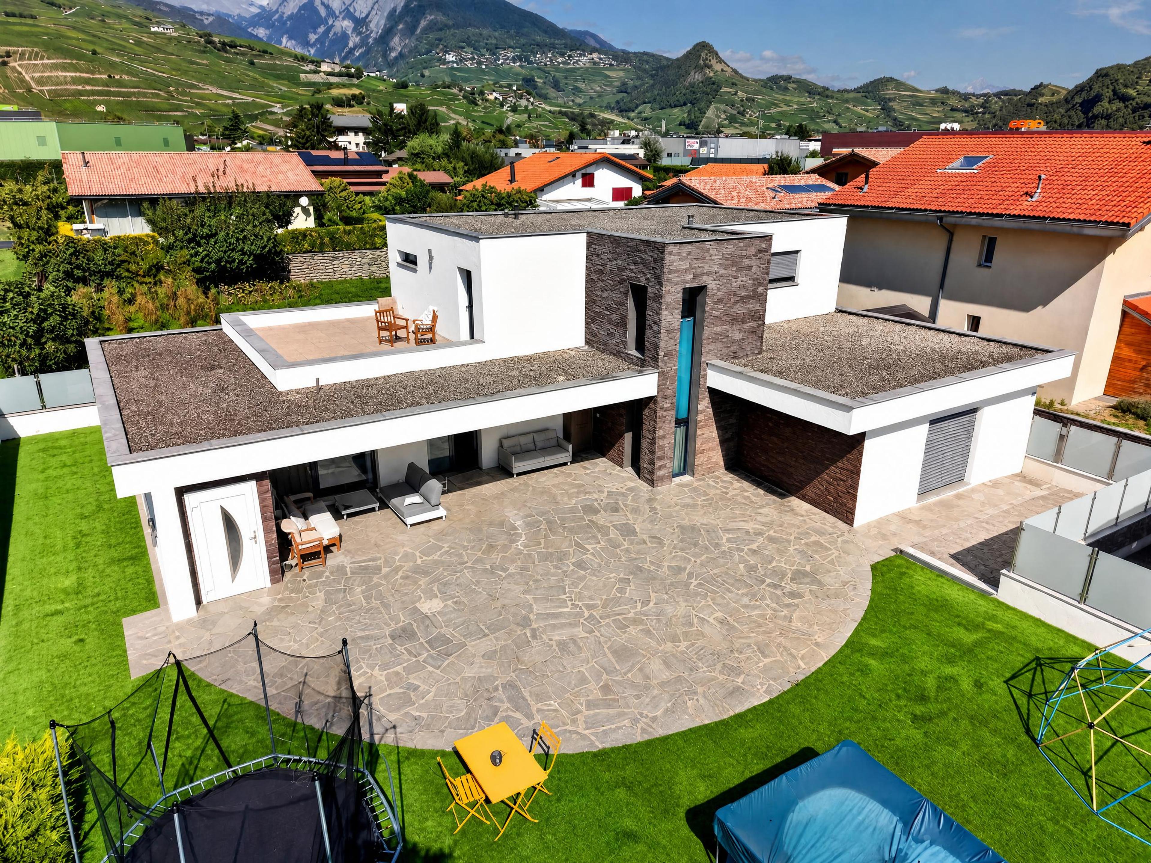 Terrasse et entrée