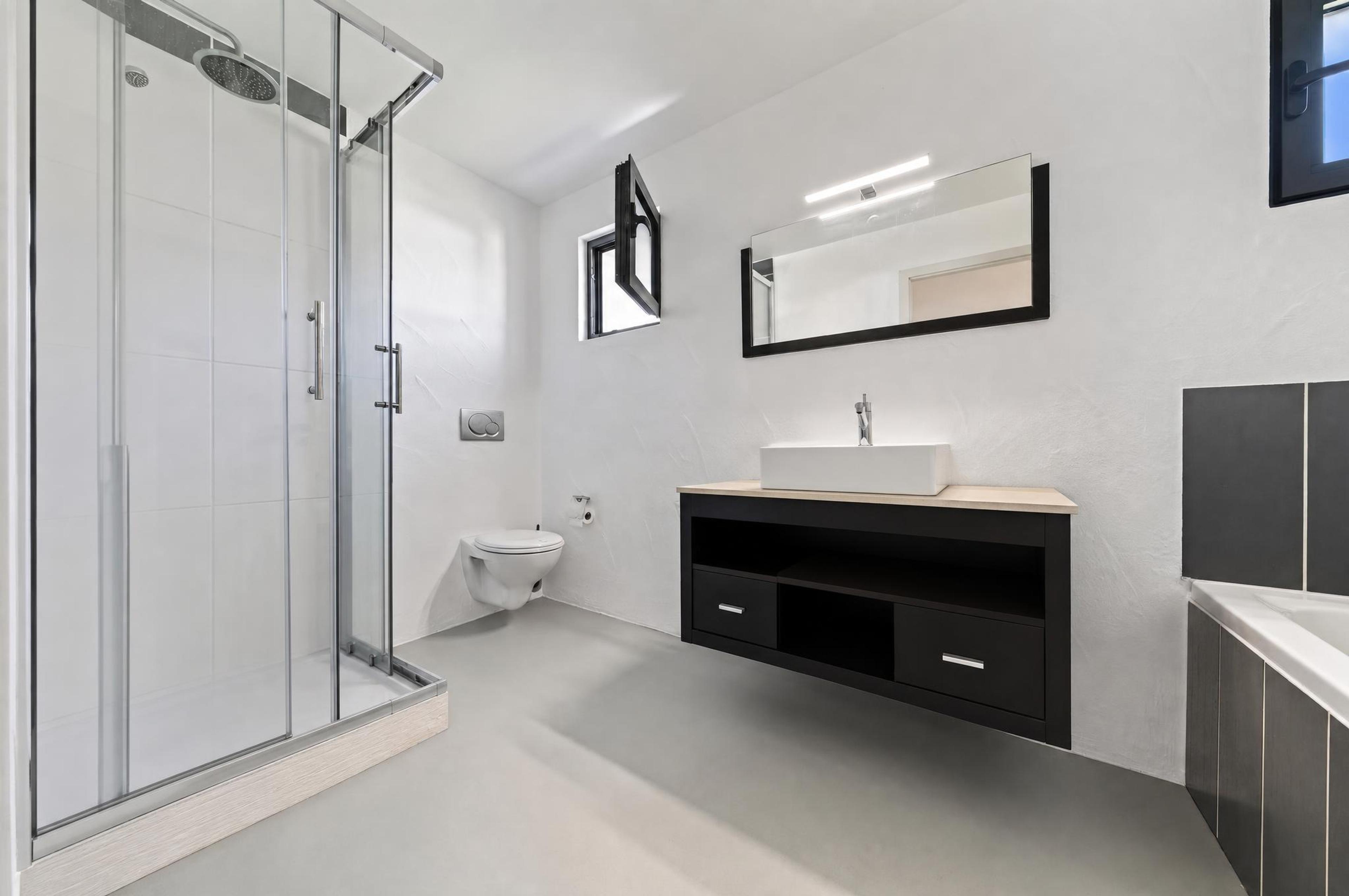 Salle de bains avec douche, baignoire et WC au 1er étage