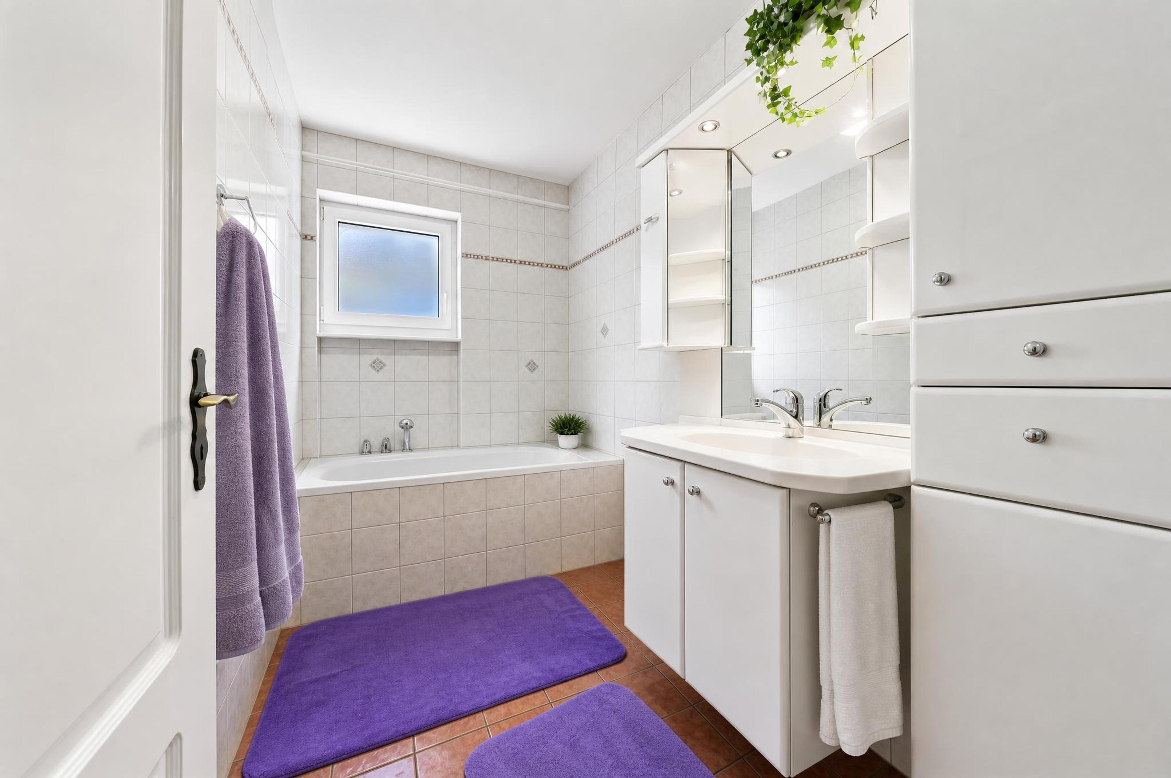 Salle de bains avec baignoire