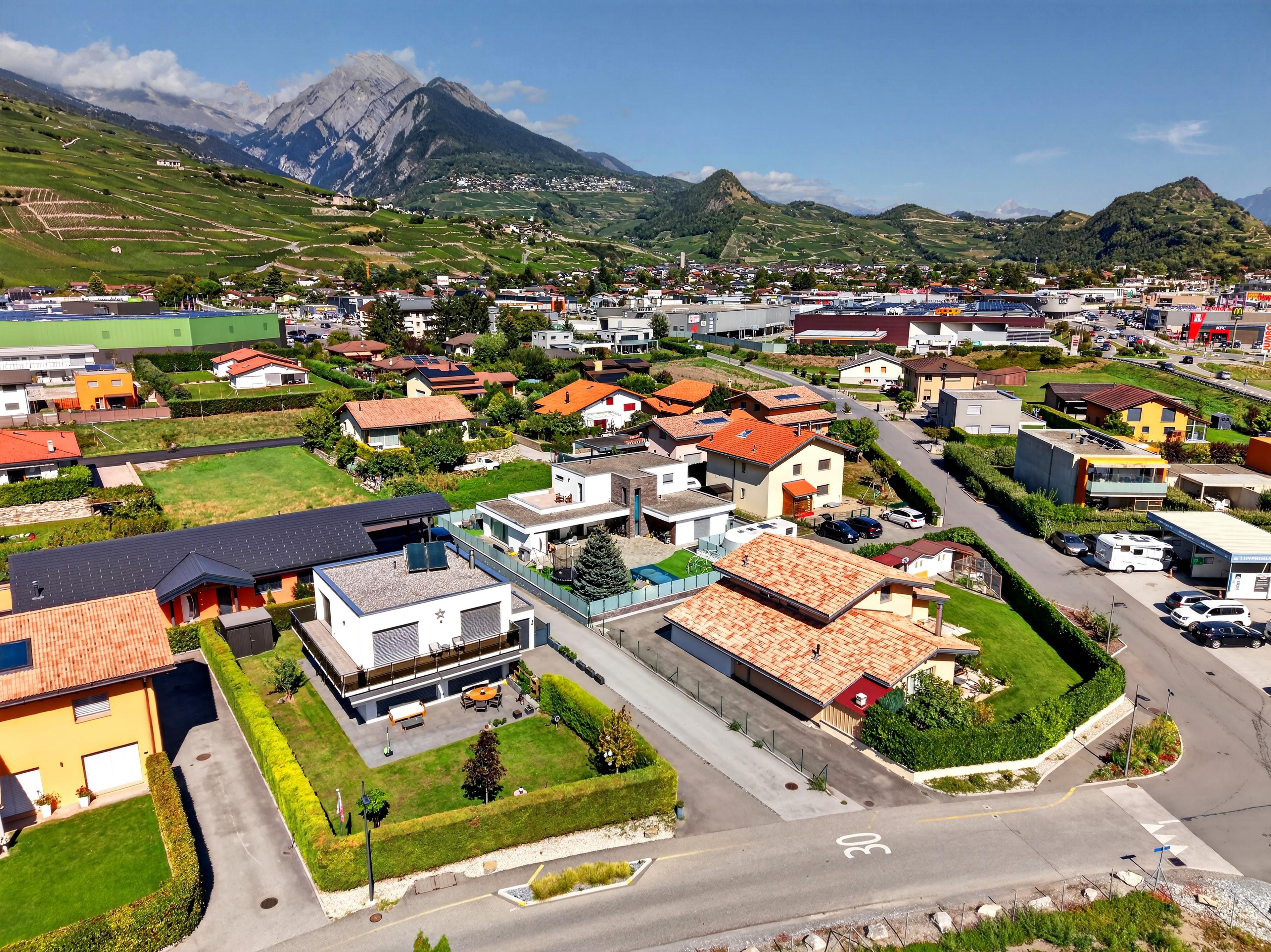 Vue aérienne de la villa dans son voisinage