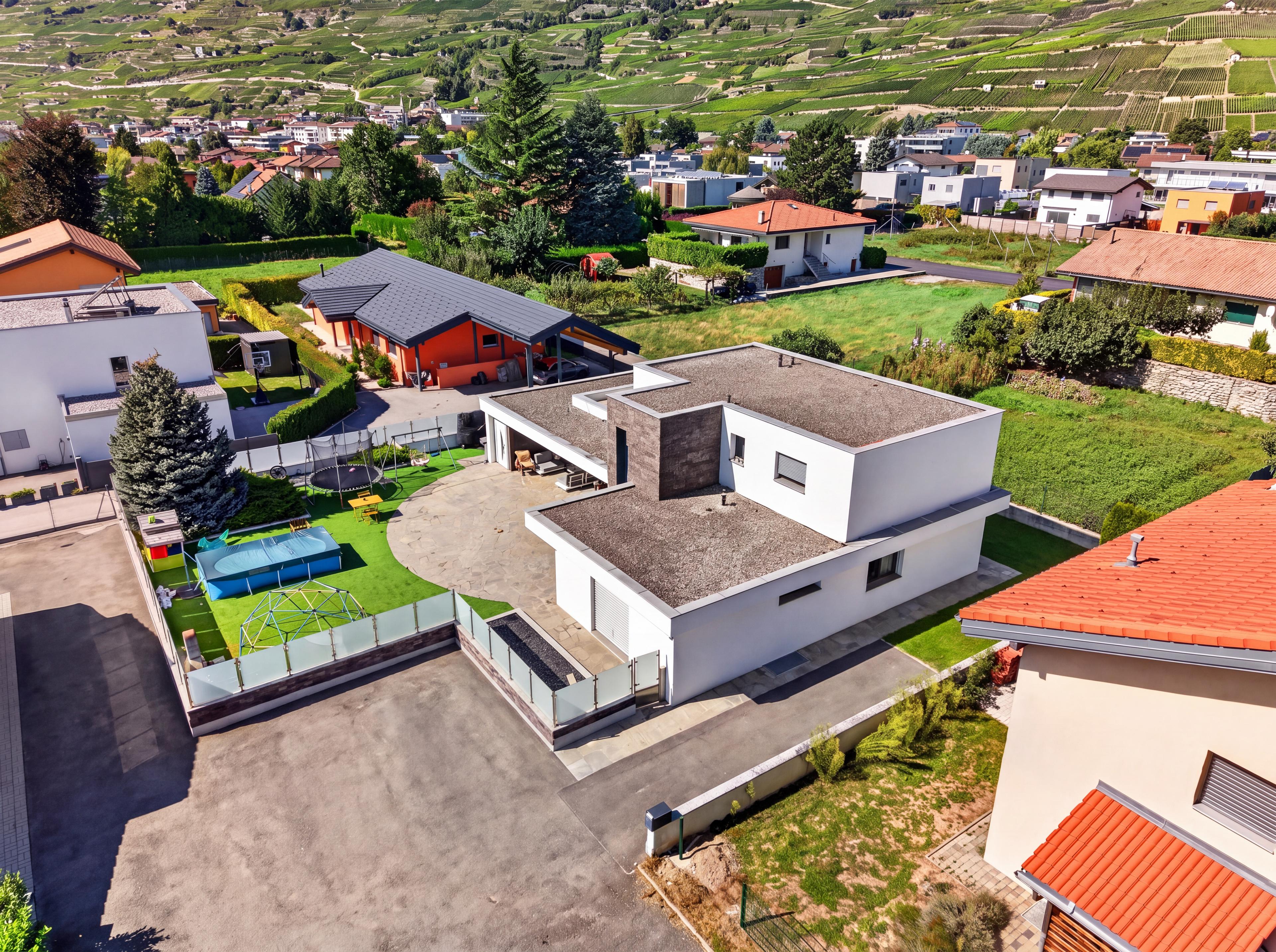 Vue extérieure avec l'espace parking devant la villa