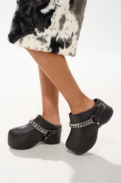 AKIRA Azalea Wang Rillmey Flat Shoes Clog With Metal Detail | Black | Size 11