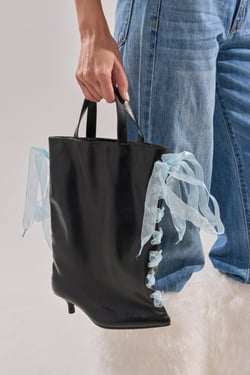 AKIRA Tie My Shoe Purse | Black
