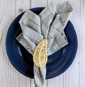 Leaf Handwoven Iraca Napkin Ring - Natural Palm with Color Accents / Dark Green