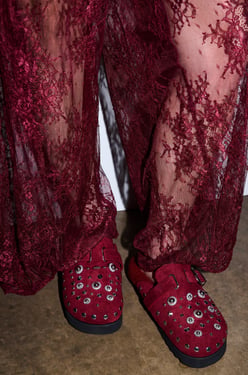 AKIRA Azalea Wang Chatter Fur Slip On Clog Shoes | Burgundy | Size 10