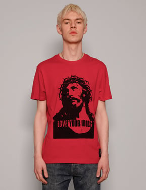 Love Your Idols' Tee in Red