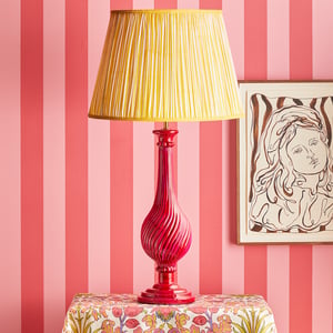 Pat table lamp in cosmo pink