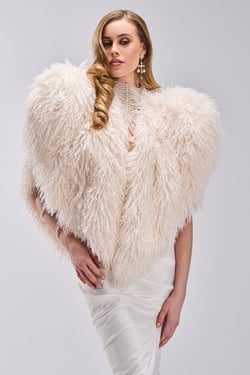 AKIRA Star Crossed Lover Faux Fur Vest In Ivory | Size 1X/2X