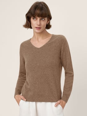 Premium Cashmere Blend Hand-Finished Seamless V-Neck Sweater SURI - Caramel Brown / L