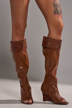 AKIRA Azalea Wang Glenna Cognac Stretch PU Wedge Boot | Brown | Size 11