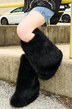 AKIRA Azalea Wang Lisboa Fur Fold Over Boot | Black | Size 7