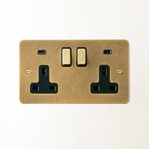Lucian double socket with USB type C with black inserts in aged brass