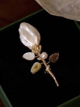 Freshwater Pearl Tulip Leaf Brooch - Leaf Motif / One Size