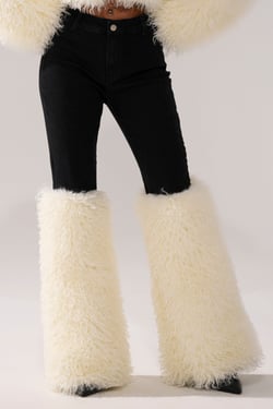 AKIRA Sitting Pretty Fur Trim Denim | Black | Size 1X
