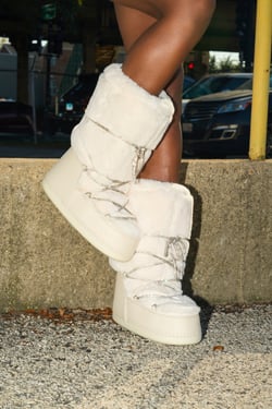 AKIRA Azalea Wang Karmela Fur Moon Boot | Cream | Size 11