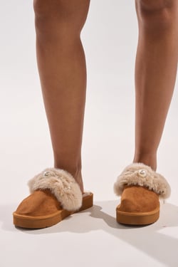 AKIRA Boone Camel Slipper With Pearls | Brown | Size 6