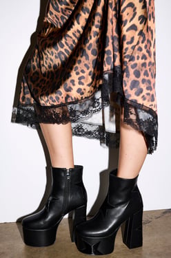 AKIRA Azalea Wang Lukyie Star Detail Platform Bootie | Black | Size 11