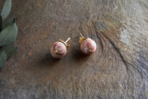 nkuku Cerita Rhodochrosite Stud Earrings | Gifting | One Size | Rhodochrosite & Gold