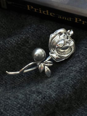 Freshwater Pearl & Alloy Rose Carved Brooch - Silver Sheen / One Size