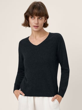 Premium Cashmere Blend Hand-Finished Seamless V-Neck Sweater SURI - Charcoal Black / L