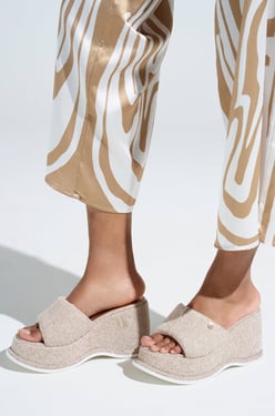 AKIRA Azalea Wang Nathalia Beige Novelty Flatform Sandal | Size 8.5