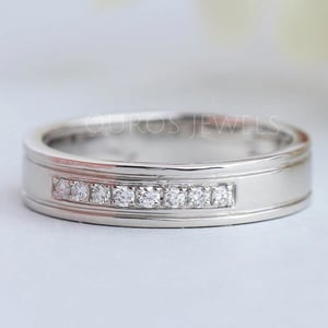 8 Stone Round Diamond Men's Wedding Band - 18KT Solid Gold / 8.50 US
