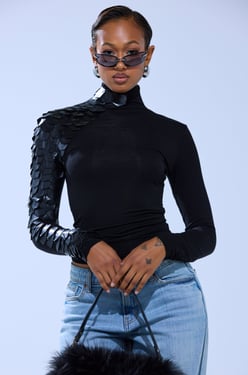 AKIRA Nastasia Scale Top | Black | Size Medium